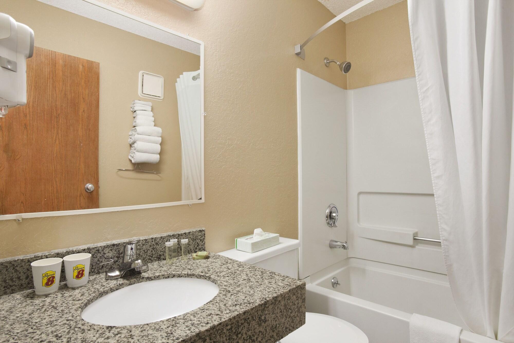Super 8 By Wyndham Massena Ny Motel Стая снимка
