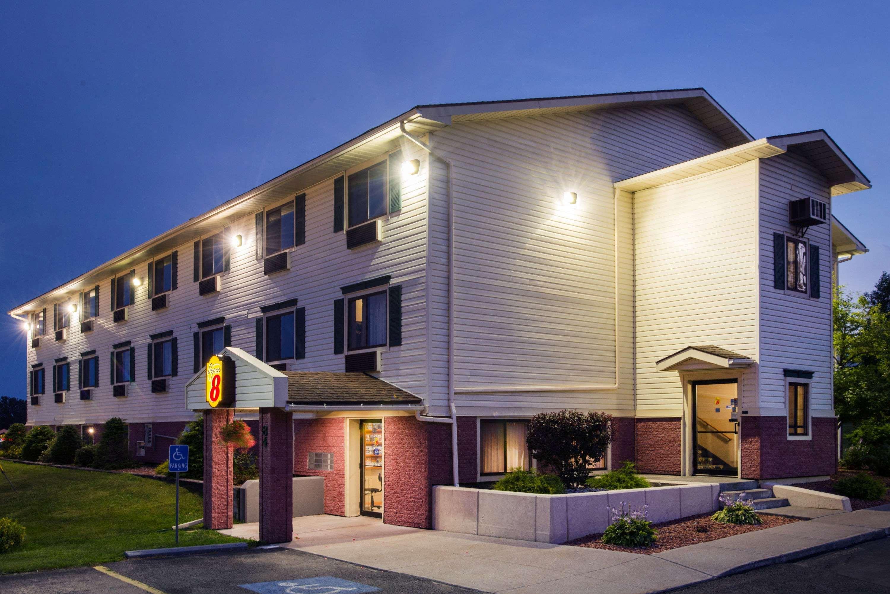 Super 8 By Wyndham Massena Ny Motel Екстериор снимка