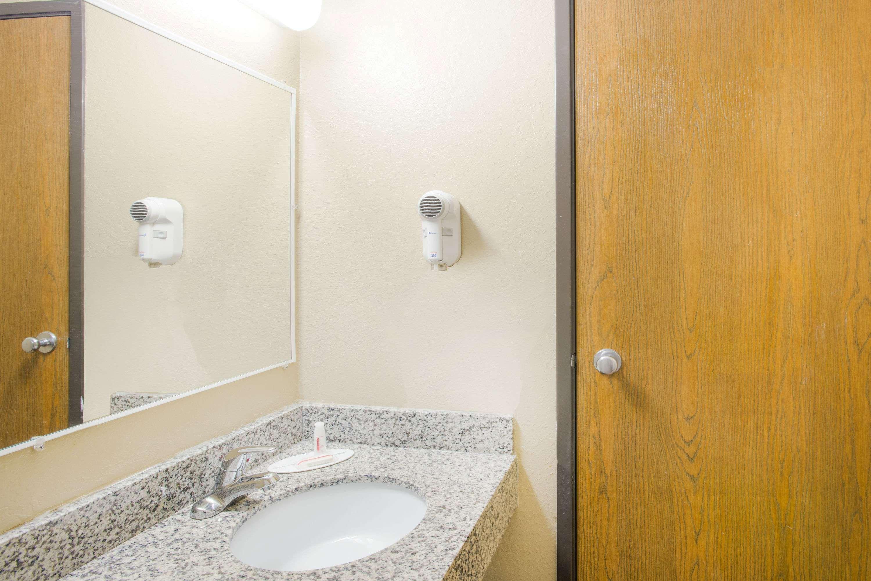 Super 8 By Wyndham Massena Ny Motel Екстериор снимка
