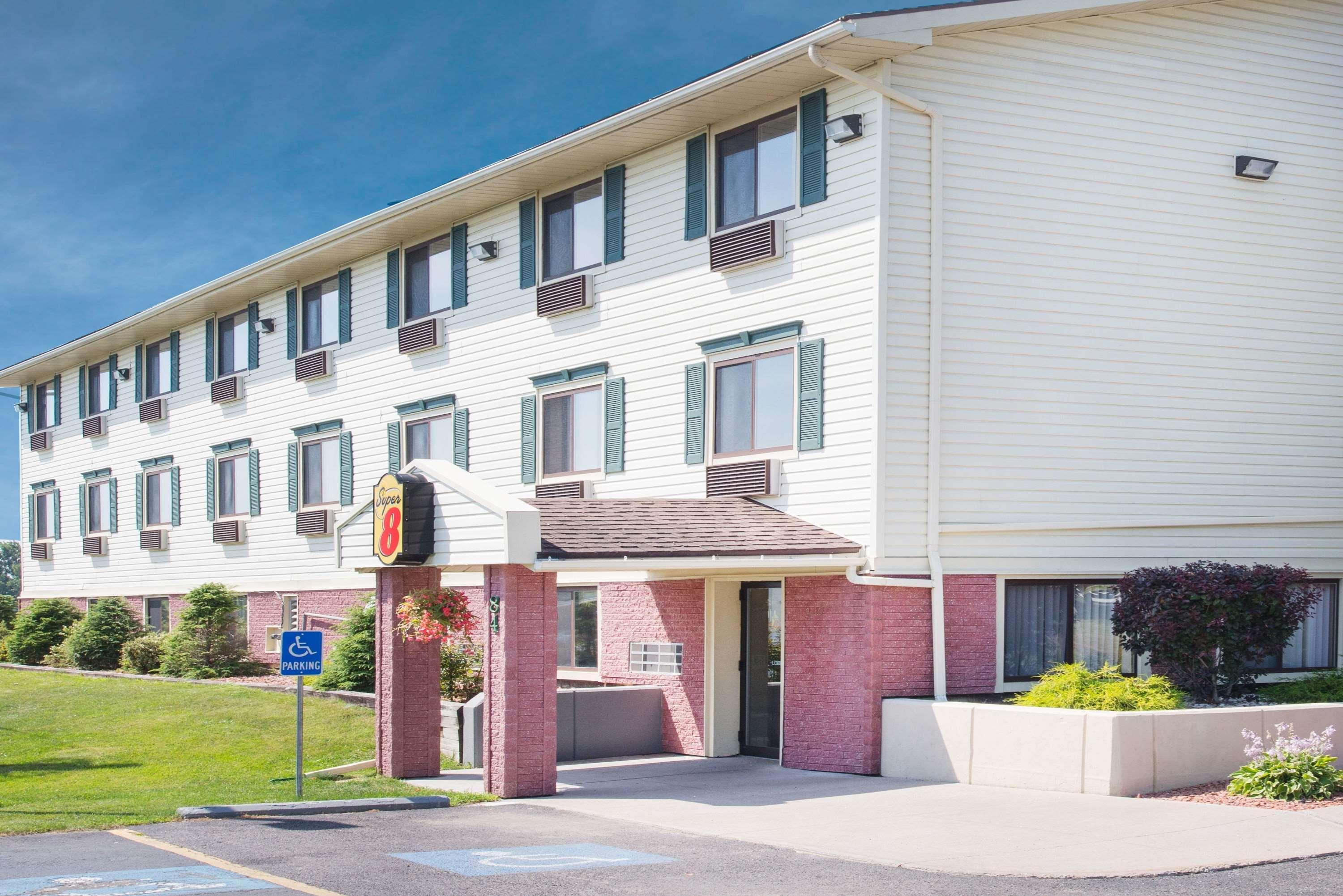Super 8 By Wyndham Massena Ny Motel Екстериор снимка