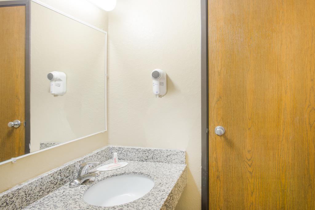 Super 8 By Wyndham Massena Ny Motel Екстериор снимка