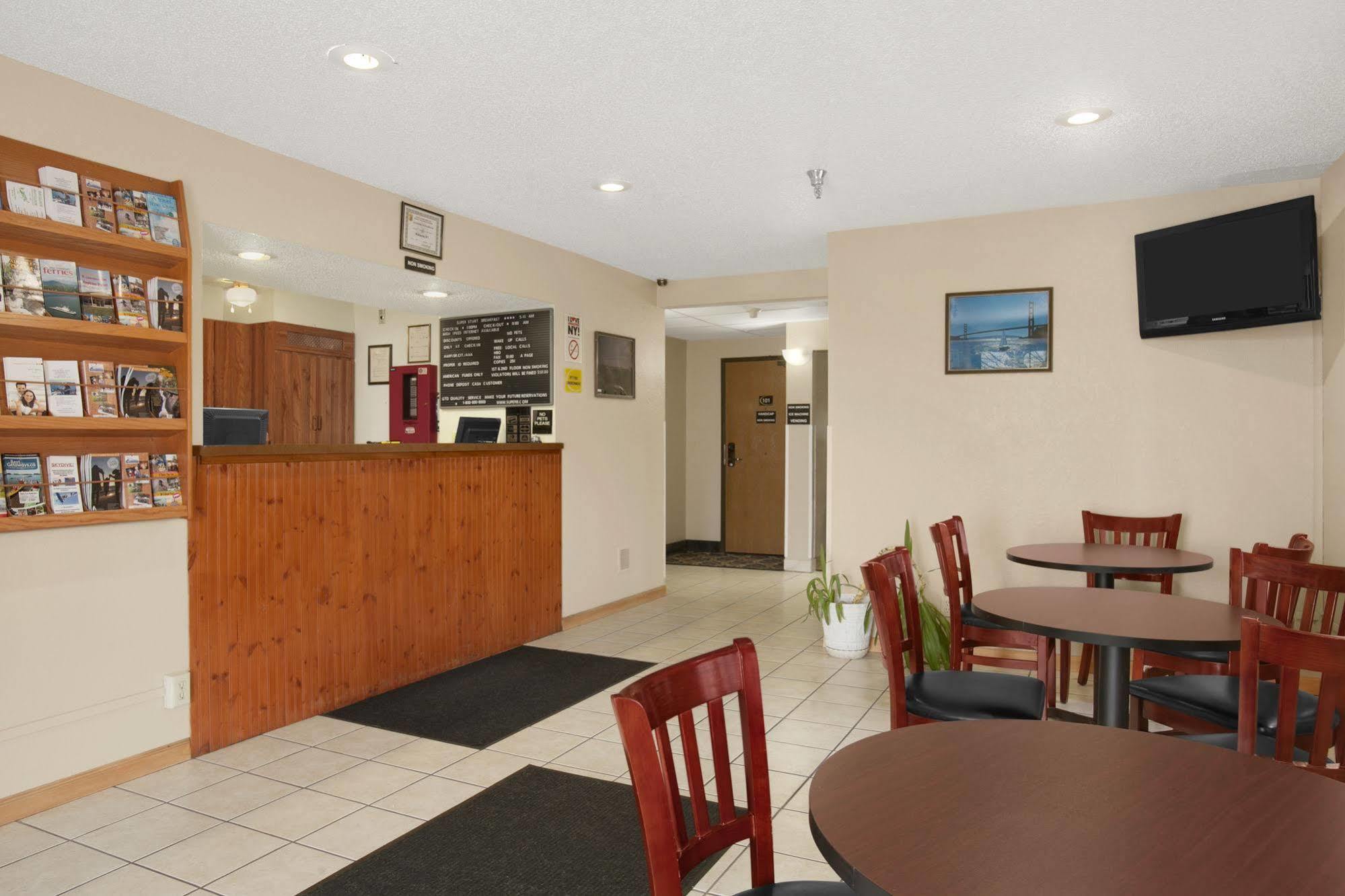 Super 8 By Wyndham Massena Ny Motel Екстериор снимка